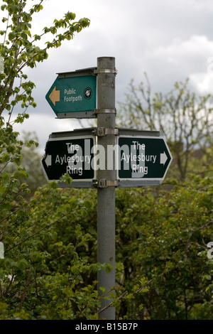 La segnaletica per appassionati di passeggiate in campagna a Ford, Buckinghamshire, Inghilterra Foto Stock