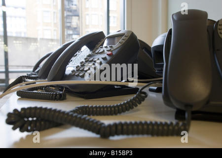 I nuovi telefoni di sedersi su un tavolo in un costruito di recente costruzione di ufficio. Foto Stock