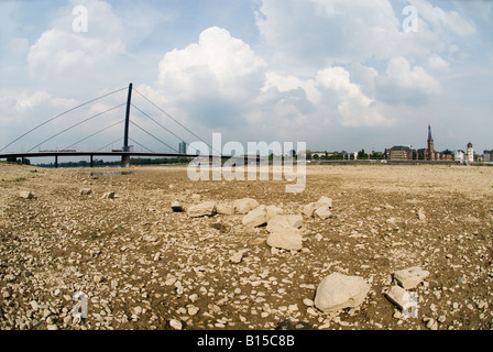 Essiccato fino gli argini del fiume Reno a Duesseldorf in Germania attraverso il centro storico, con ponte Oberkasseler Foto Stock