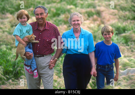 Felice nonni vai su una passeggiata con due nipoti. Foto Stock