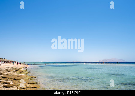 Spiaggia al di fuori di Conrad Sharm el-Sheikh Resort, Ras Nosrani Bay, a Sharm el-Sheikh, costa del Mar Rosso e Sinai del Sud, Egitto Foto Stock