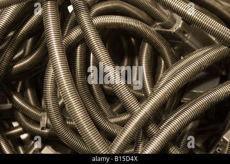 Un mucchio di fune metallica copre. Foto Stock
