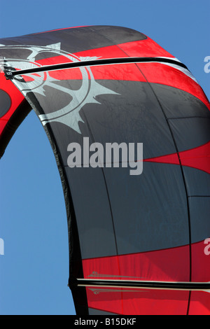 Nero e rosso e argento kite usato per il kite surf BDA VERTICALE10052 Foto Stock