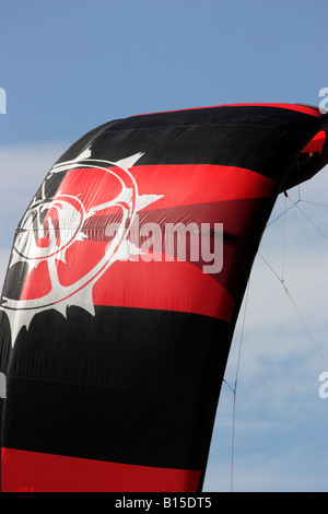 Nero e rosso kite usato per il kite surf BDA VERTICALE10051 Foto Stock