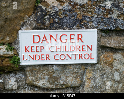 Avvertenza pericolo tenere i bambini sotto controllo nello storico Easby Abbey Richmond North Yorkshire Foto Stock