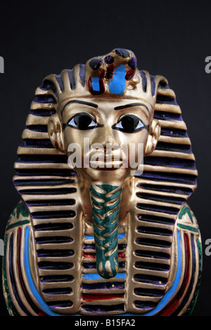 Tutankhamon maschera di morte close up sfondo nero verticale10074 BDB Foto Stock