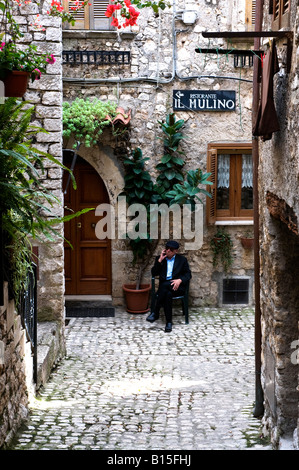 Il vecchio uomo seduto di fronte a casa sua a Sermoneta, Italia Foto Stock