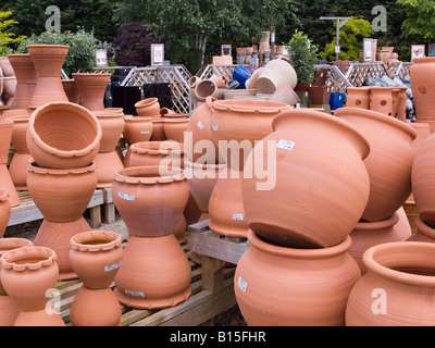 Vasi di terracotta in vendita in un giardino inglese centro Foto Stock