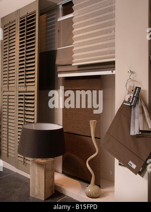 La combinazione di elegante arredamento moderno di elementi in marrone terra grigio colori scuri lampade tende vaso Foto Stock