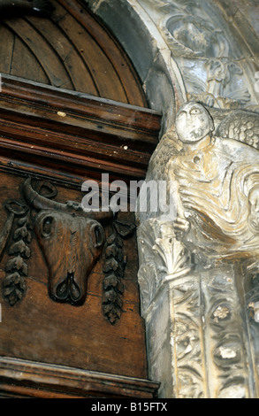 Italia umbria bevagna gargoyle romanico sulla porta di san Michele arcangelo chiesa Foto Stock