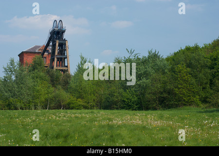 Vecchia infrastruttura di data mining e di edifici a Bestwood Park Nottingham Nottinghamshire Inghilterra nel maggio 2008 Foto Stock