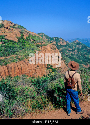 Escursionista sulla Mokwa Mishe Trail a cerchio X Ranch vede Rock equilibrata e scogliere di eco Foto Stock