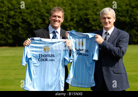 Mark Hughes e garry cook tenendo il Manchester City camicie sulla nomina di marke hughes come manager Foto Stock