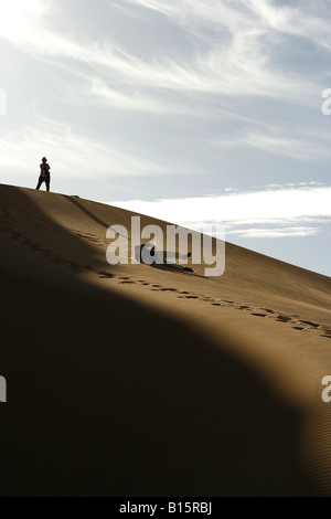 Persona che gioca in dune Oued Tin Tarabine Tassili Ahaggar deserto del Sahara Algeria Foto Stock