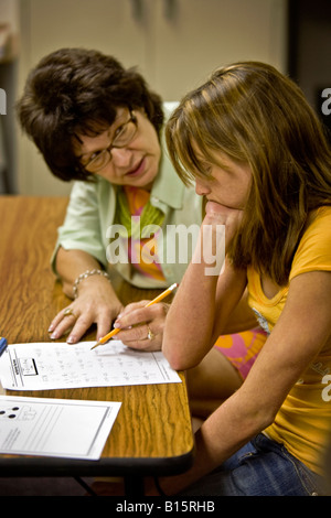 Un educatore specializzato in un Southern California middle school aiuta a uno studente con un problema di matematica Foto Stock