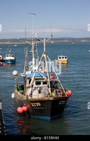 Barche in acqua a Appledor guardando verso Instow sulla riva opposta Foto Stock