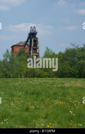 Vecchia infrastruttura di data mining e di edifici a Bestwood Park Nottingham Nottinghamshire Inghilterra nel maggio 2008 Foto Stock