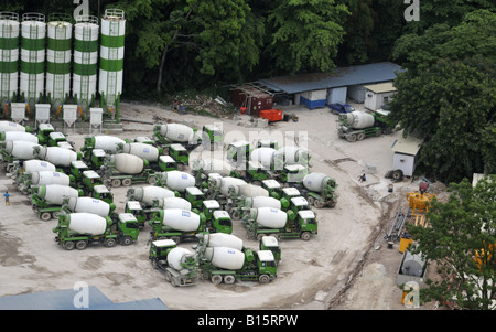 Carrelli di cemento e silos presso il cantiere per Resorts World at Sentosa Singapore Foto Stock