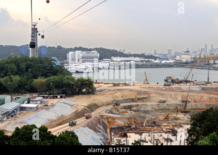 Il sito di costruzione per Resorts World at Sentosa Singapore è attraverso il porto di Singapore Cruise Centre Foto Stock