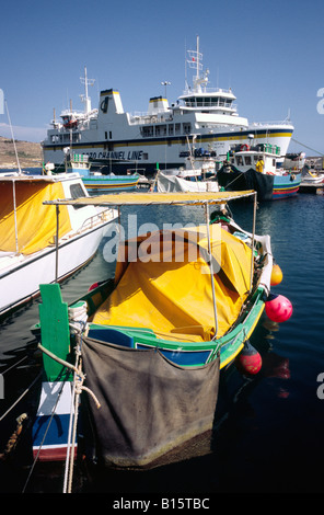 Traghetto per auto Ta Pinu (Canale di Gozo linee) ormeggiati in porto Mgarr sull'isola Maltese di Gozo. Foto Stock