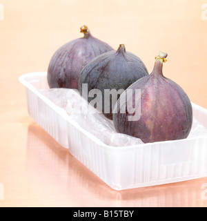 Fichi in coppa in plastica, close-up Foto Stock