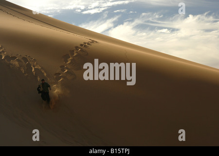 Tourist slittino in dune Oued Tin Tarabine Tassili Ahaggar deserto del Sahara Algeria Foto Stock