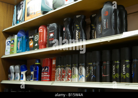 Gel doccia e deodoranti sul ripiano in farmacia farmacia Foto Stock