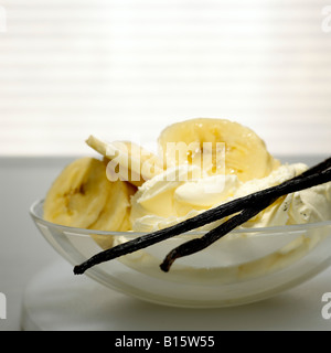 Il mascarpone con banane a fettine e baccelli di vaniglia Foto Stock