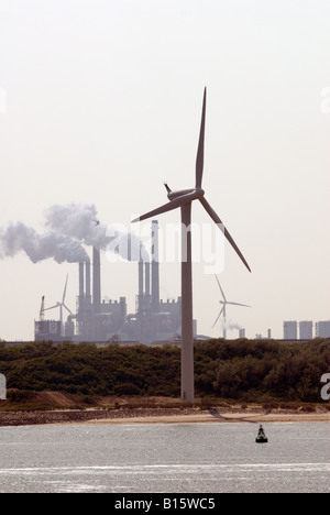 Turbina eolica vicino al Maasvlakte di centrali elettriche a carbone nei pressi di Rotterdam, Paesi Bassi. Foto Stock