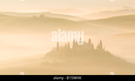 Belvedere di nebbia, Valle de Orcia, Toscana, Italia Foto Stock