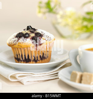 Muffin ai mirtilli sulla piastra, close-up Foto Stock