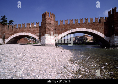 Italia, Veneto, Verona, Adige, ponte scaligero, ponte medievale Foto Stock