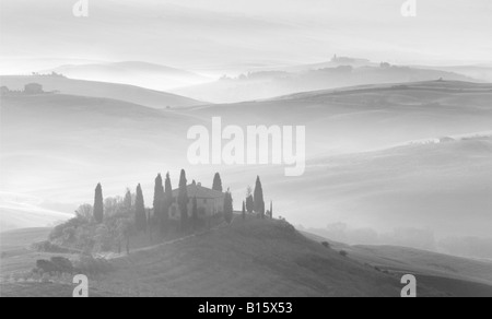 Belvedere di nebbia, Valle de Orcia, Toscana, Italia Foto Stock