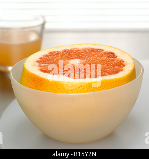 Pompelmo in ciotola, close-up Foto Stock