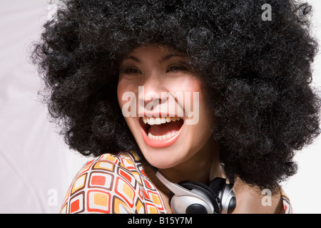 Giovane donna con afro Foto Stock