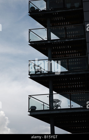 Stagliano balconi su un moderno edificio residenziale Foto Stock