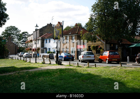 Mano nella mano e Crooked Billet pub su Wimbledon Common, Wimbledon, Londra Foto Stock