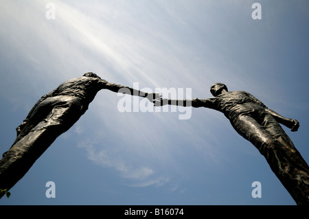 Le mani attraverso la divisione statua Co Londonderry Foto Stock