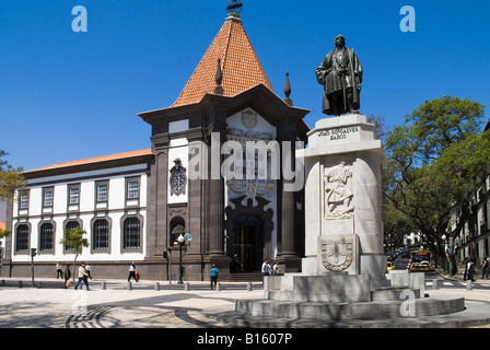 Dh Zarco statua Funchal Madeira fondatore explorer Joao Goncalves Zarco e Banca del Portogallo edificio Foto Stock