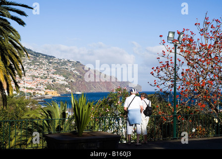 dh Parque de Santa Catarina FUNCHAL MADEIRA Coppia turistica che guarda Funchal dal punto di vista balcone Senior Holiday Foto Stock