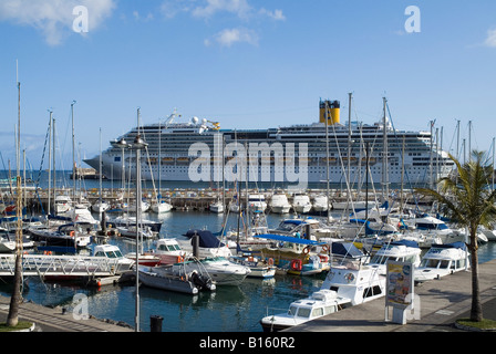 Dh porto di Funchal Funchal Madeira Funchal marina e crociera ormeggio nel porto porta passeggero Foto Stock