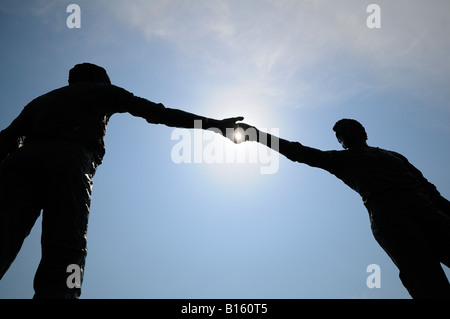 Le mani attraverso la divisione statua Co Londonderry Foto Stock