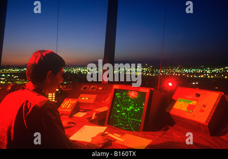 Un controllore del traffico aereo controlla lo schermo in un aeroporto. Foto Stock