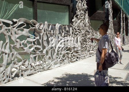 La Gaudi ispirato porta in alluminio adorna la parte anteriore di Ian Schrager s 40 Bond Street in condominio in Noho quartiere di New York Foto Stock