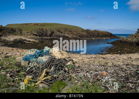 dh FLOTHAM UK corde e reti da pesca rifiuti lavati Riva della Scozia atlantica orkney yesnaby costa detriti spiaggia lettiera spazzatura di mare spazzatura Foto Stock