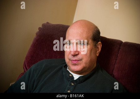 La mezza età balding man in posa modello rilasciato Foto Stock