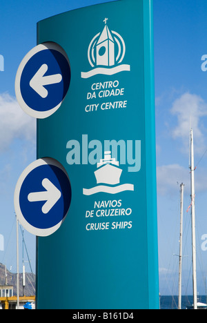 Dh Funchal Madeira Waterfront harbour indicazione centro città e navi da crociera Foto Stock