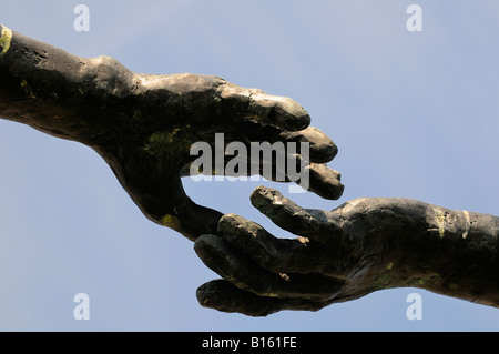 Le mani attraverso la divisione statua Co Londonderry Foto Stock