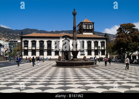 Dh municipio Funchal Madeira Câmara Municipal piazza Fontana e città Foto Stock