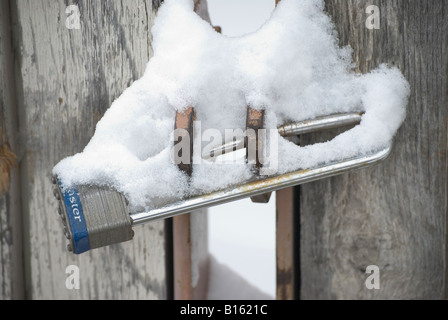 Un lucchetto è coperto di neve dopo una grande tempesta di neve. Foto Stock